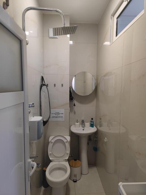 Fully equipped apartment in the city center with a lake view - Image 3