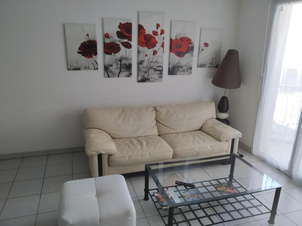 salon z kanapą i szklanym stołem w obiekcie A Poitiers, 2 chambres, très bel appartement de 65 m2 w mieście Poitiers