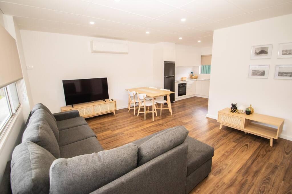 uma sala de estar com um sofá e uma mesa em Willow Court Unit 3 em Broken Hill