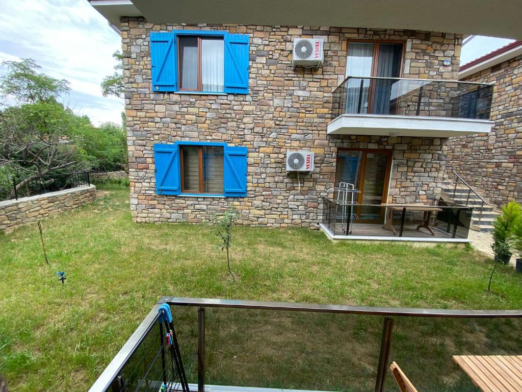 Gökçeadada merkezi yerde doğayla içiçe möbleli daire