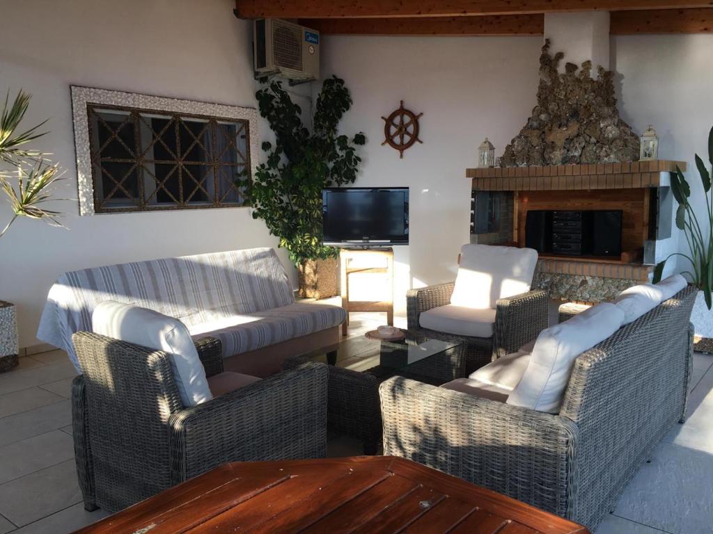 TV a/nebo společenská místnost v ubytování Ionion Seaside Home