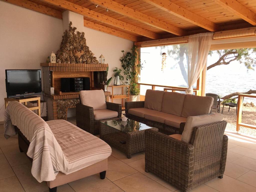 TV a/nebo společenská místnost v ubytování Ionion Seaside Home