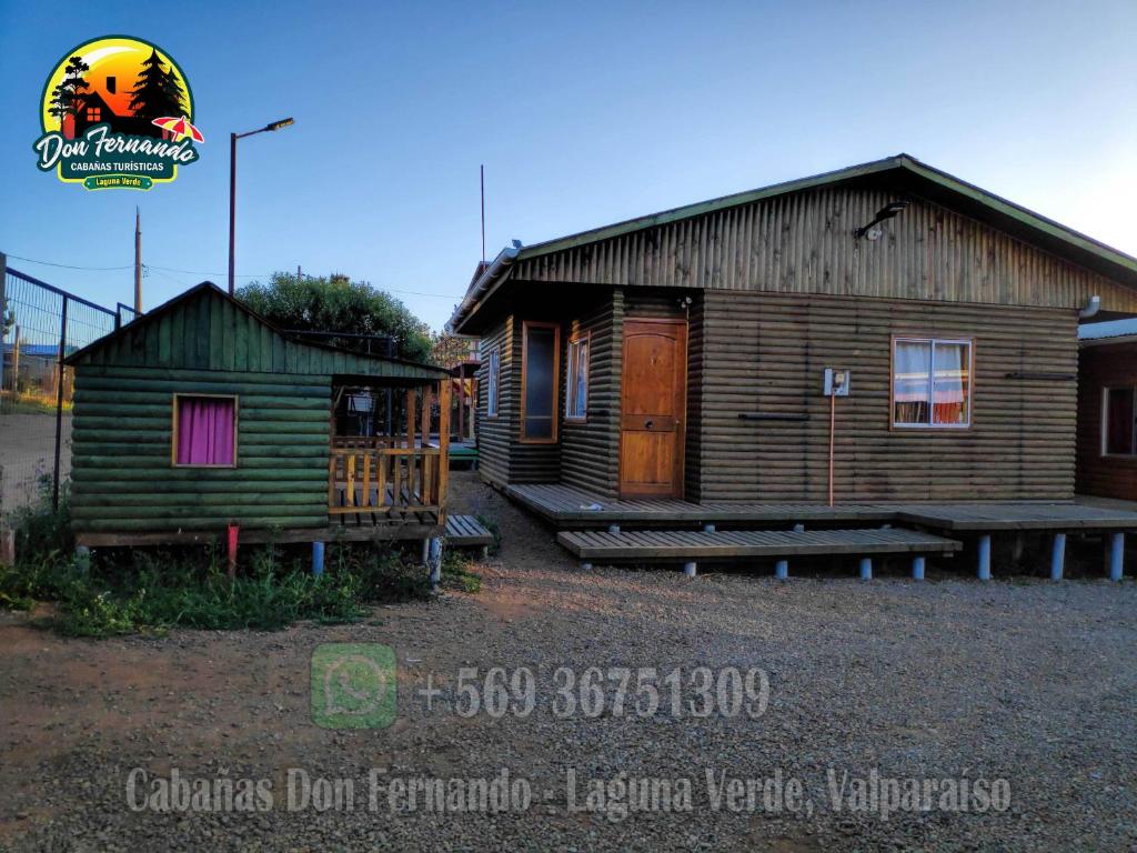 une petite cabane en bois avec une rampe à côté de celle-ci dans l'établissement Cabañas Don Fernando, à Laguna Verde