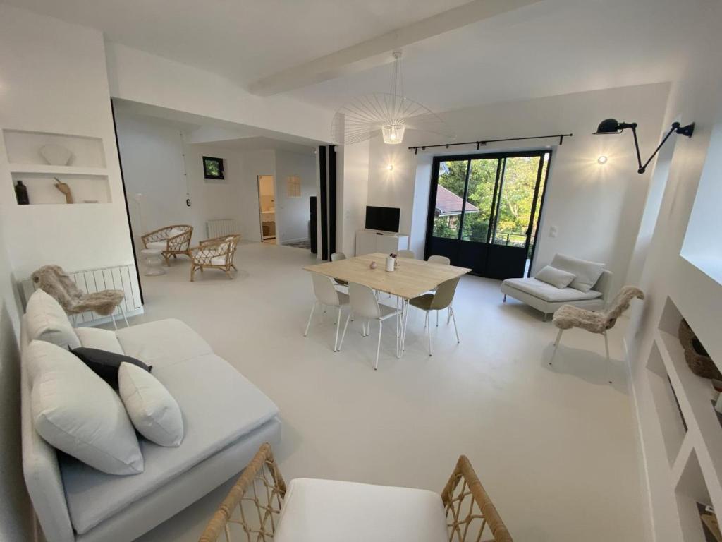 Gîte de Charme à Senlisse: Confort Haut de Gamme, Parc Arboré, Cheminée, Wifi Gratuit, Proche Châteaux - FR-1-527-9 - Holiday Home (6 Adults)
