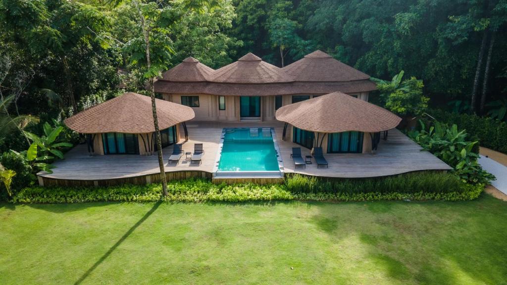 Bazén v ubytování Touch Beachfront Pool Villa Koh Yao Noi nebo v jeho okolí