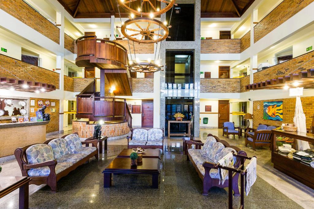 Uma área de estar em Pizzato Praia Hotel