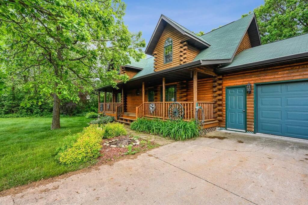 Wazeecha Lodge Log Home near Lake *Fish *Boat *Bike *Pets