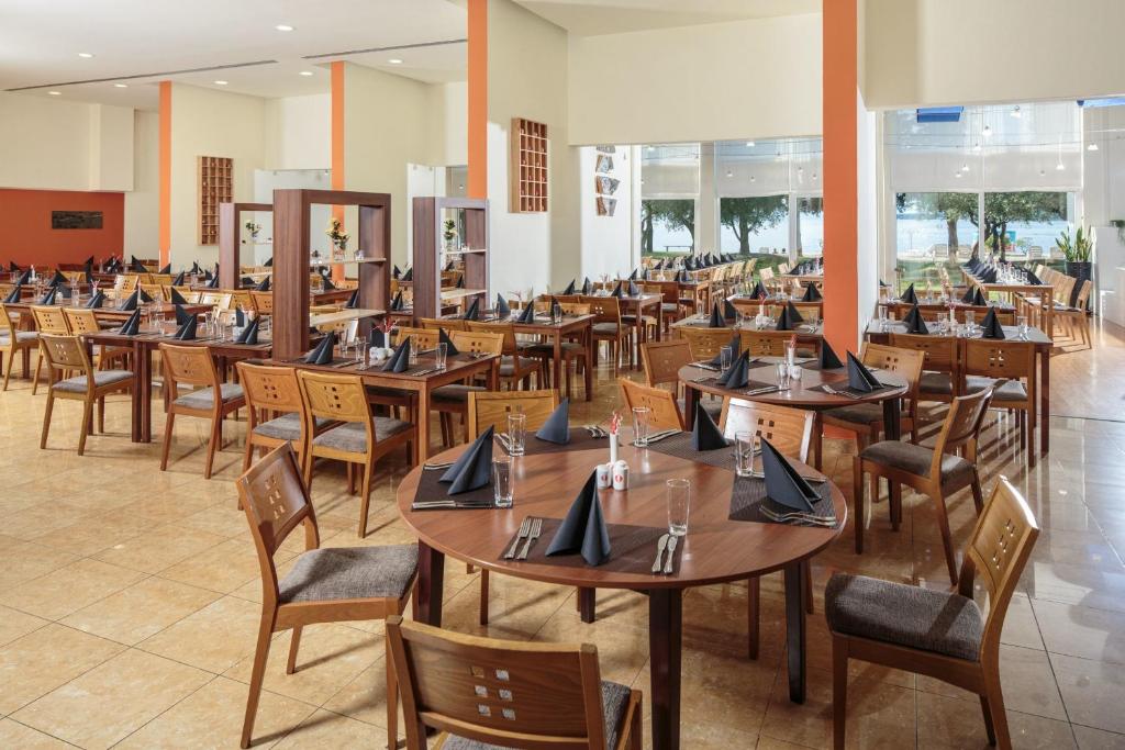 Reštaurácia alebo iné gastronomické zariadenie v ubytovaní Hotel Umag Plava Laguna