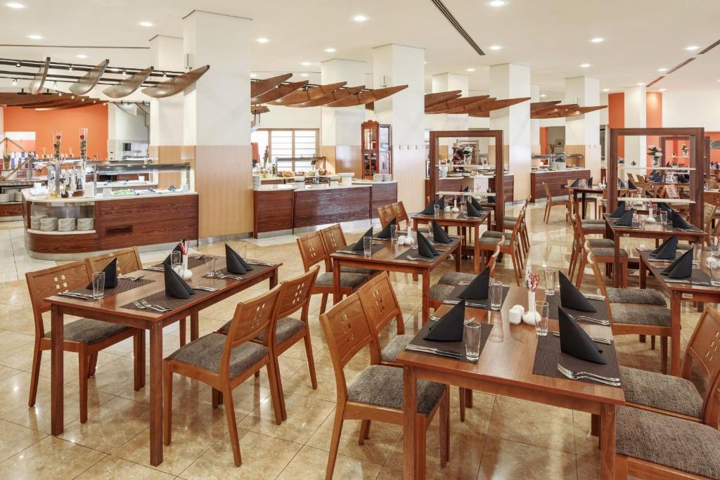 Reštaurácia alebo iné gastronomické zariadenie v ubytovaní Hotel Umag Plava Laguna