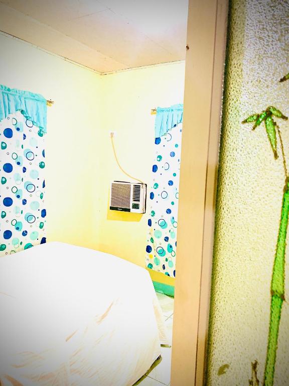 VILLA ROUCHELE KIKAY Resthouse Vacation HOME - Habitación Individual Con Baño Compartido