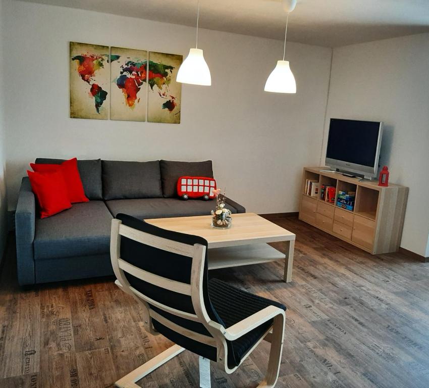 een woonkamer met een bank en een tafel bij Ferienhaus -Alte Feuerwehr- Mittelndorf in Mittelndorf