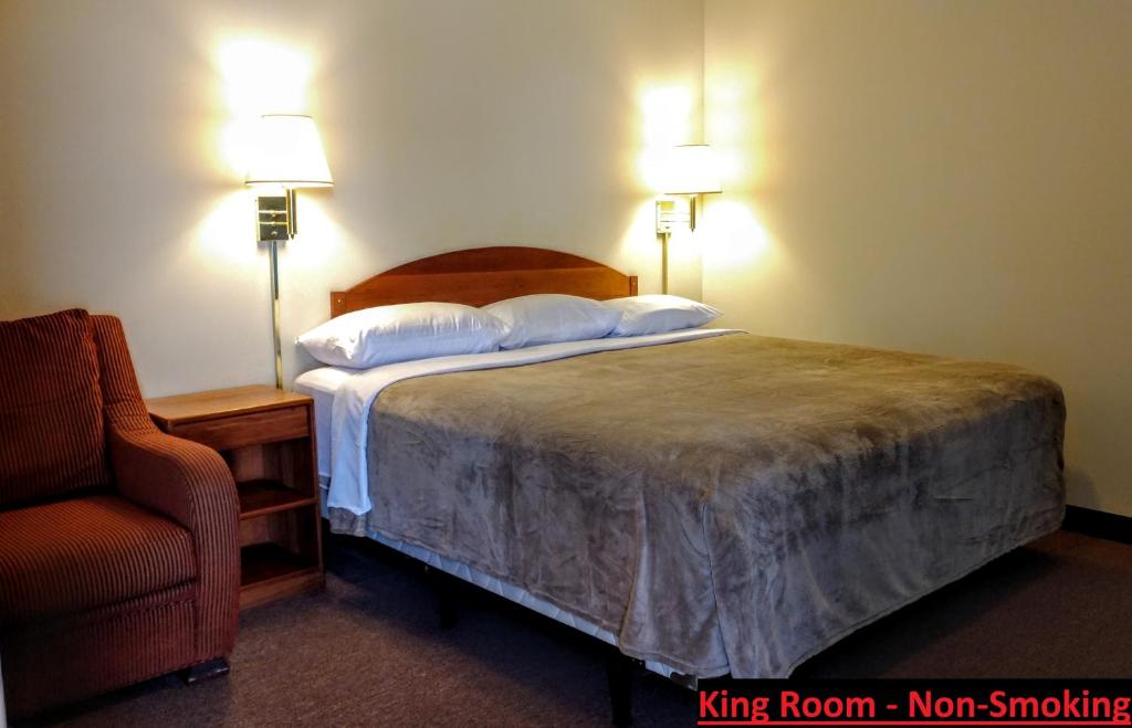 Postel nebo postele na pokoji v ubytování Stay Inn and Suites