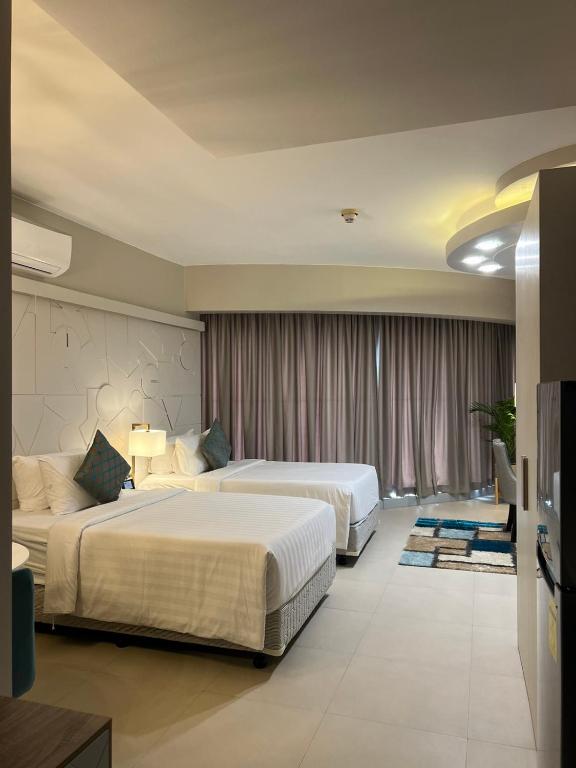 Postel nebo postele na pokoji v ubytování AEON SUITES Staycation