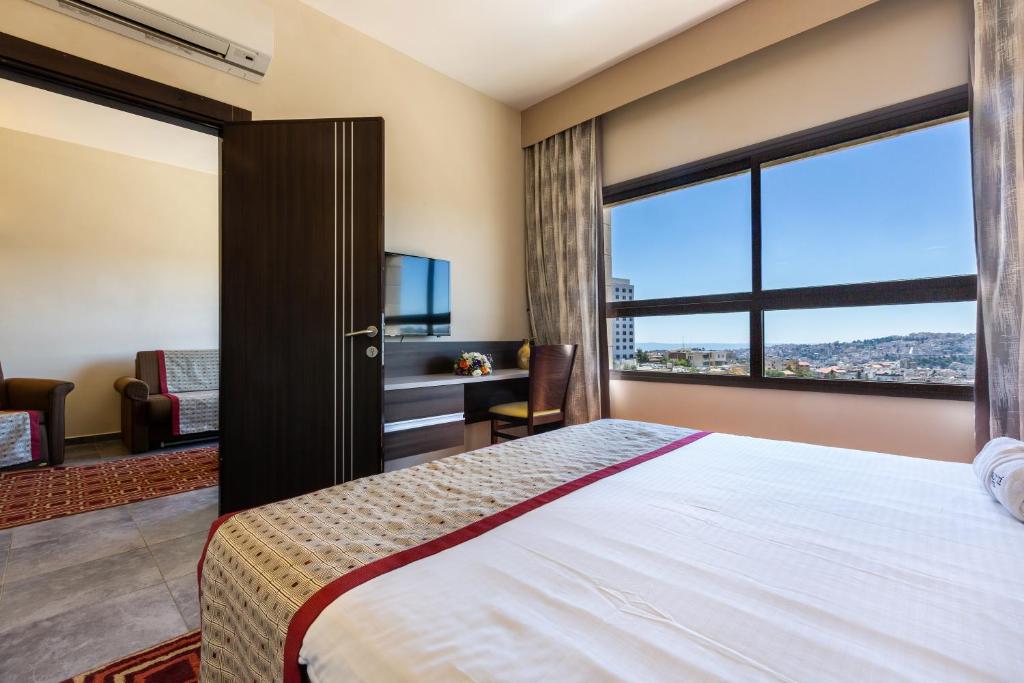 Postel nebo postele na pokoji v ubytování Ramada Olivie Nazareth