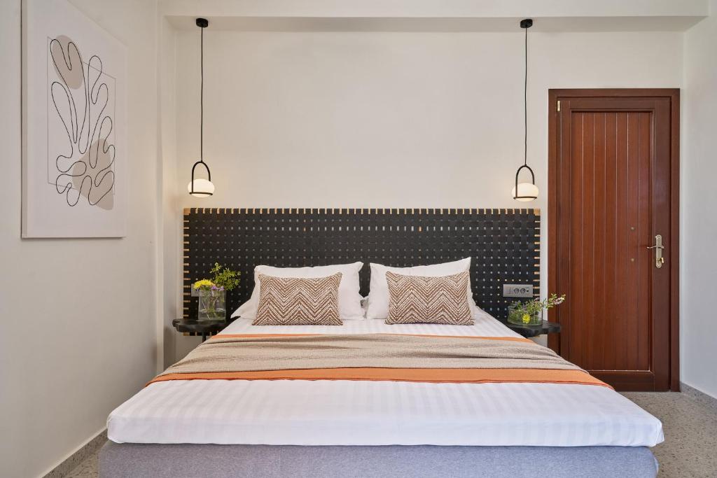 Łóżko lub łóżka w pokoju w obiekcie Voya Sifnos Mindful Stay