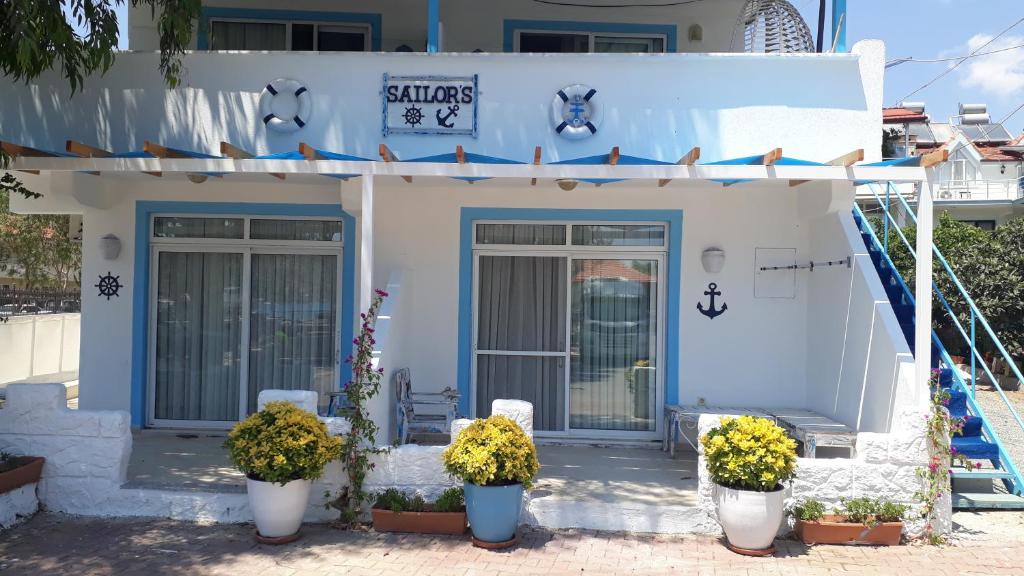une maison bleue et blanche avec des plantes devant elle dans l'établissement Bozburun Sailor's House, à Marmaris