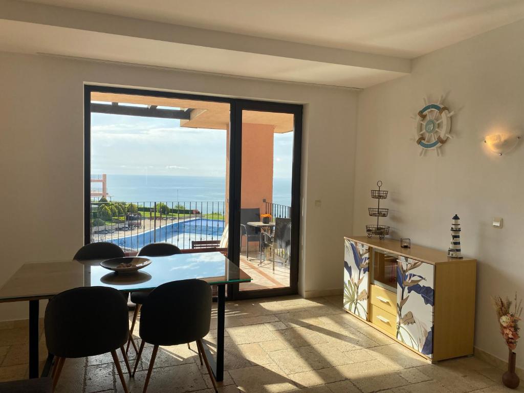 jadalnia ze stołem i widokiem na ocean w obiekcie 59 Kaliakria Seaview Luxury Apartment w mieście Topola