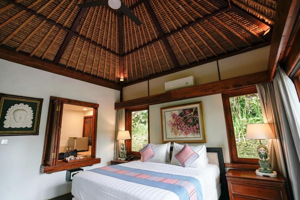 Postel nebo postele na pokoji v ubytování Umah Lawas Villa Ubud