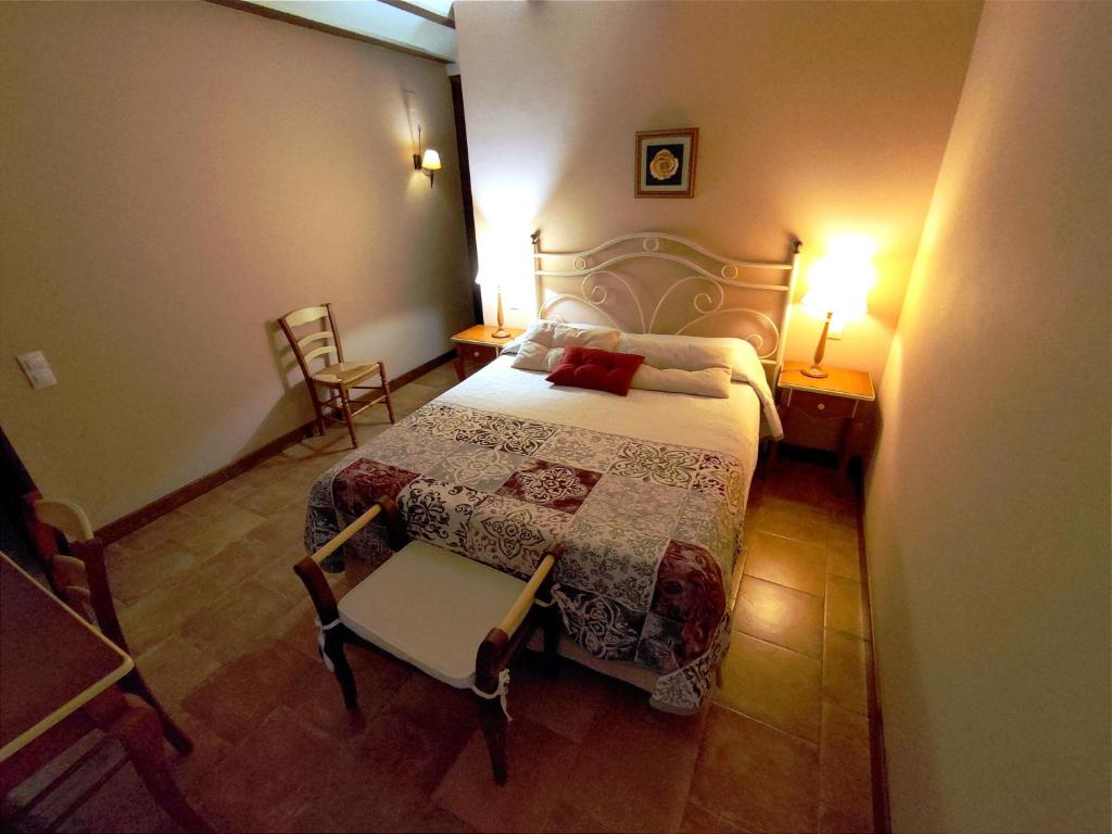 1 dormitorio con 1 cama, mesa y sillas en Hotel Albarrán en Albarracín