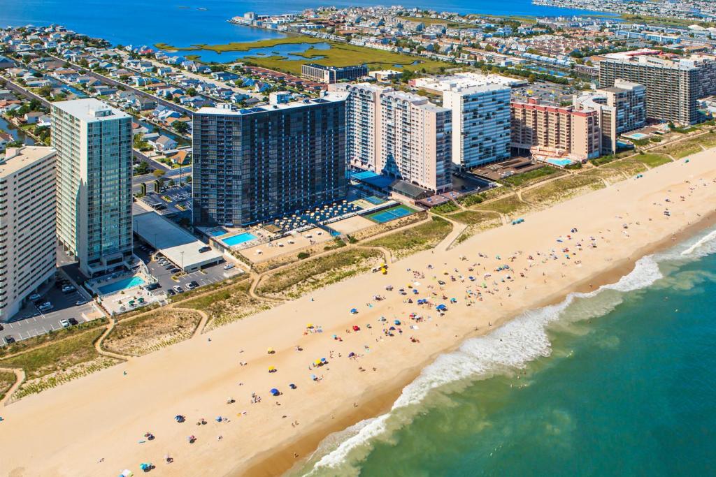 z powietrza widok na plażę i budynki w obiekcie Golden Sands 1209 w mieście Ocean City