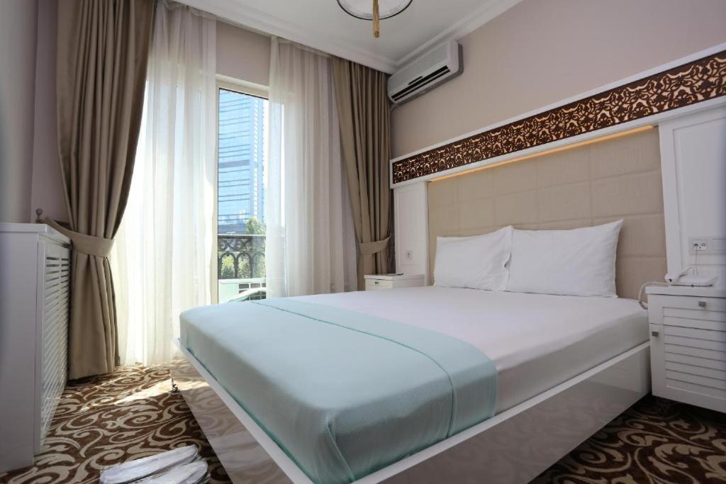 Giường trong phòng chung tại K Suites Hotel