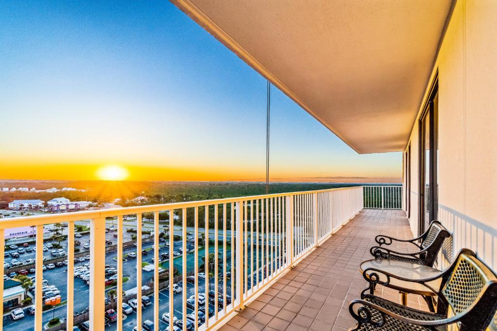 - un balcon avec deux bancs et une vue sur le port dans l'établissement Pelican Pointe 1506, à Orange Beach