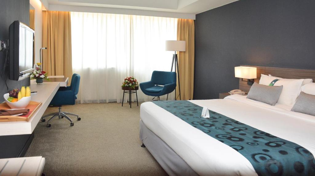 Postel nebo postele na pokoji v ubytování Grand Margherita Hotel