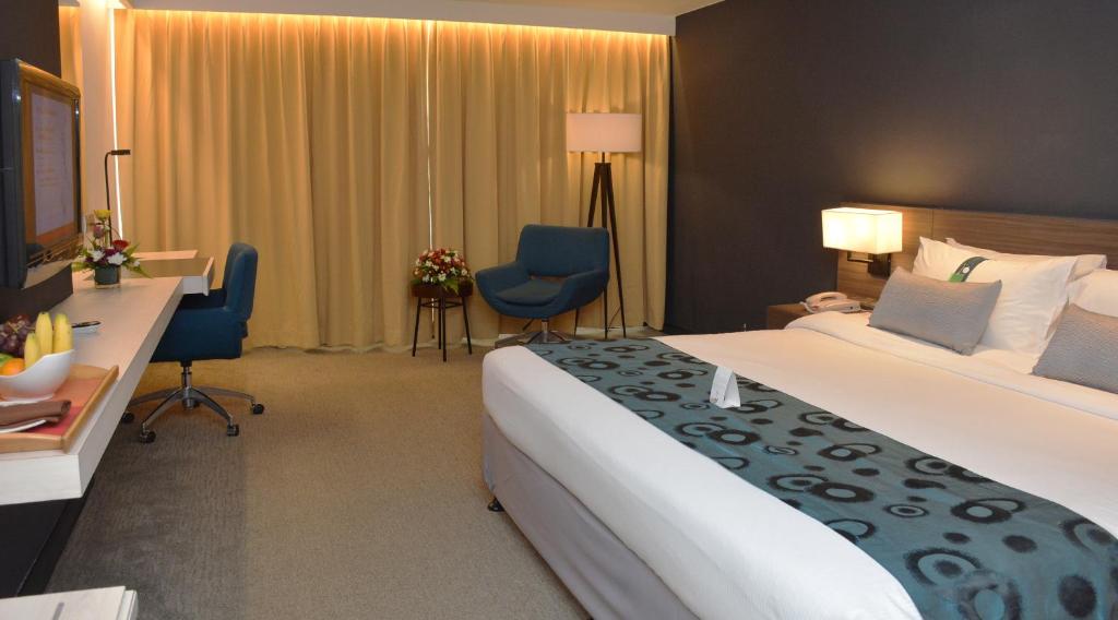 Postel nebo postele na pokoji v ubytování Grand Margherita Hotel