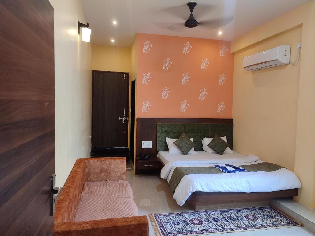 Postel nebo postele na pokoji v ubytování Hotel shivalay palace