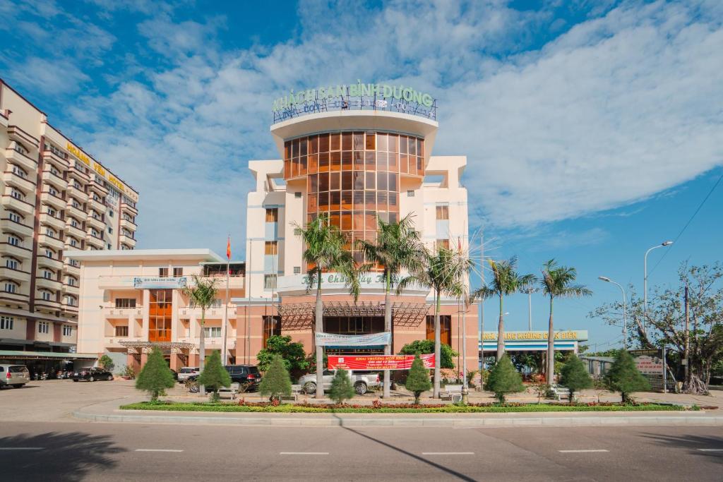 um edifício com uma torre de relógio em cima em Khách sạn Bình Dương em Quy Nhon