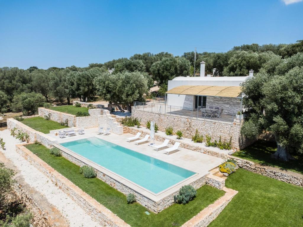 vista aerea di una casa con piscina di Villa degli Ulivi con piscina by Wonderful Italy a Ostuni