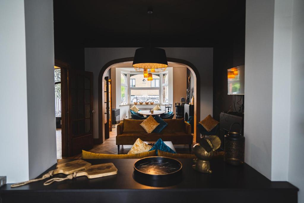een woonkamer met een bank en een tafel bij La Villa Delsa in Namen