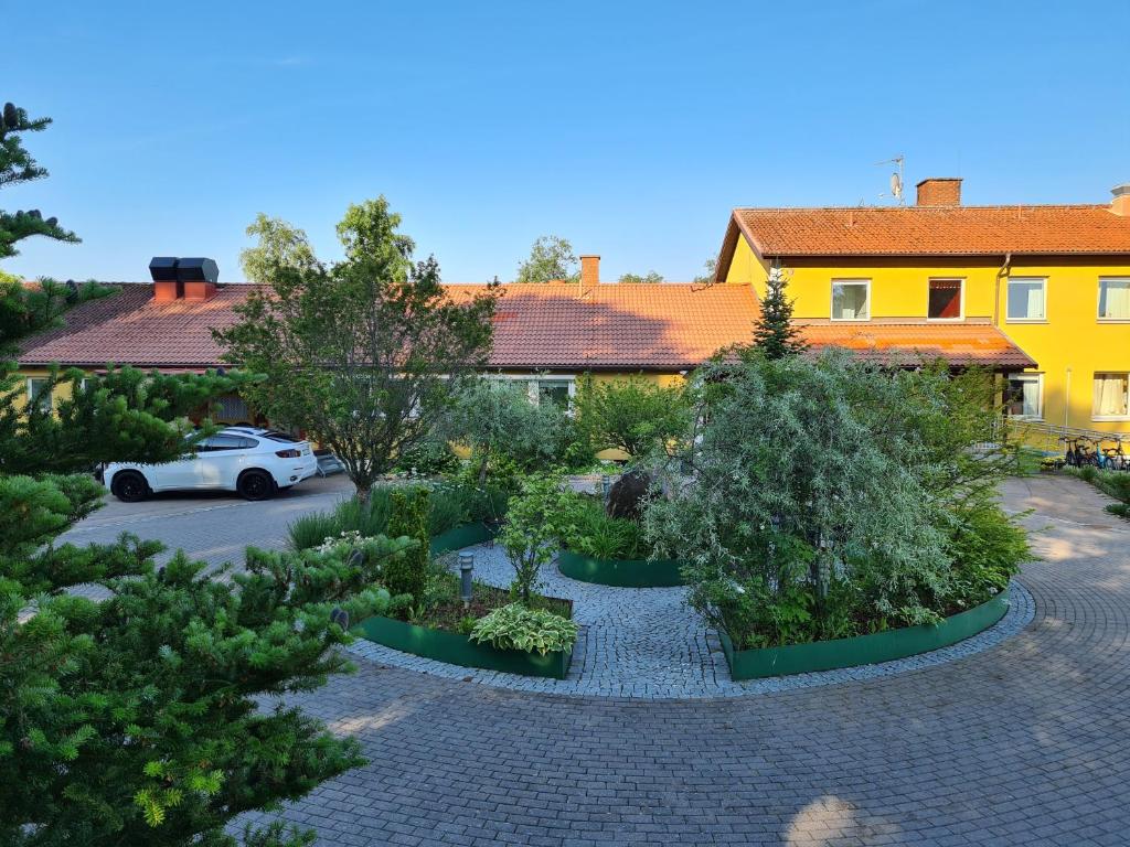 una vista aérea de un jardín con árboles y un coche en Dagsholm Hotell en Färgelanda