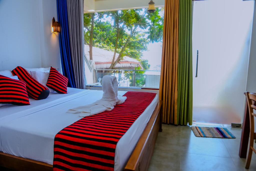 Postel nebo postele na pokoji v ubytování Coral Beach Hotel