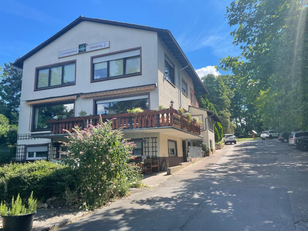 ein Gebäude mit einem Balkon an der Straßenseite in der Unterkunft Landgasthof Gänsberg in Wiesloch