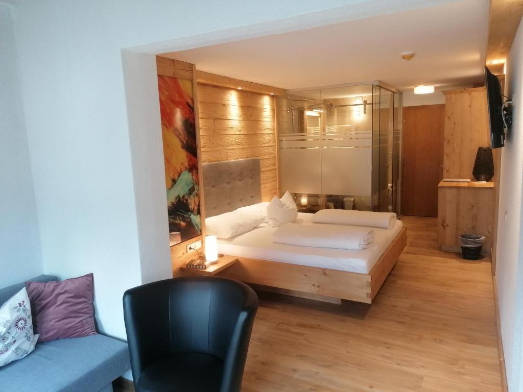 Postel nebo postele na pokoji v ubytování Adler Hotel-Pension