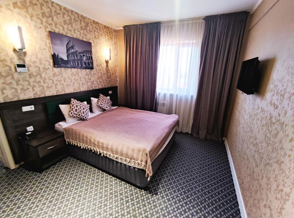 Golden Palace Hotel tesisinde bir odada yatak veya yataklar