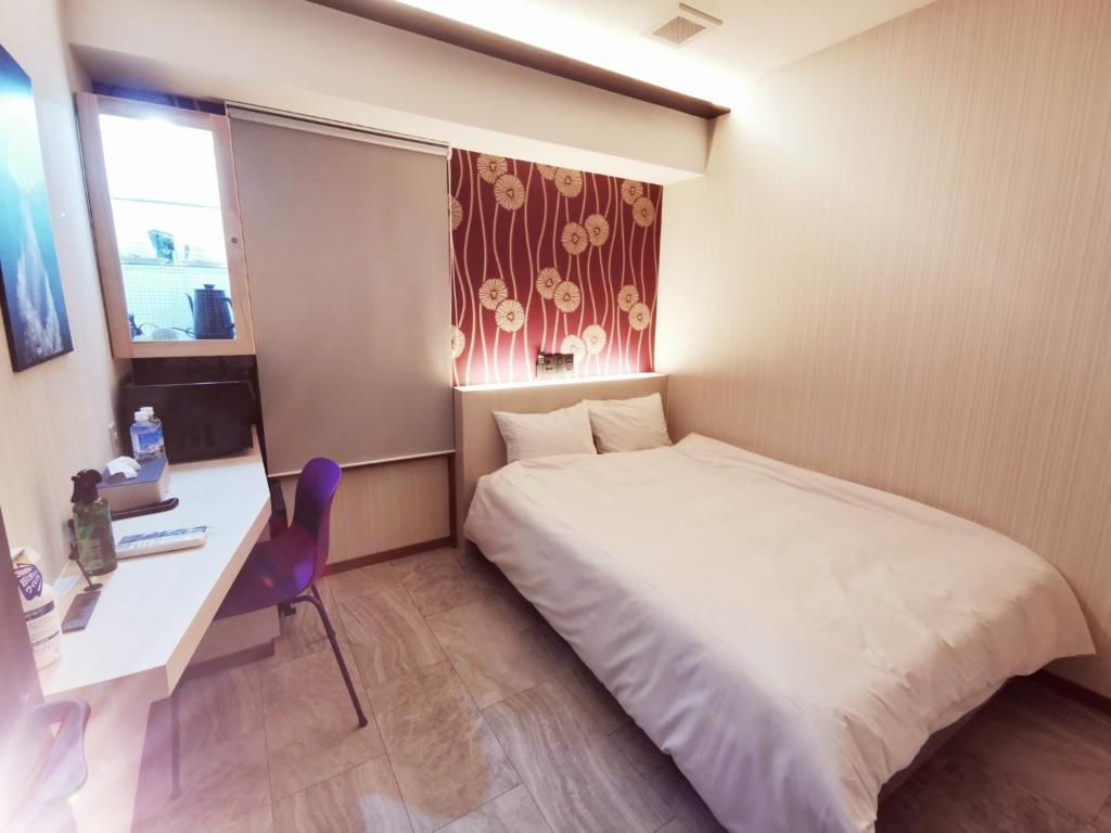 a small room with a bed and a desk and a window at HOTEL MOND Omiya - Vacation STAY 85327v in Saitama