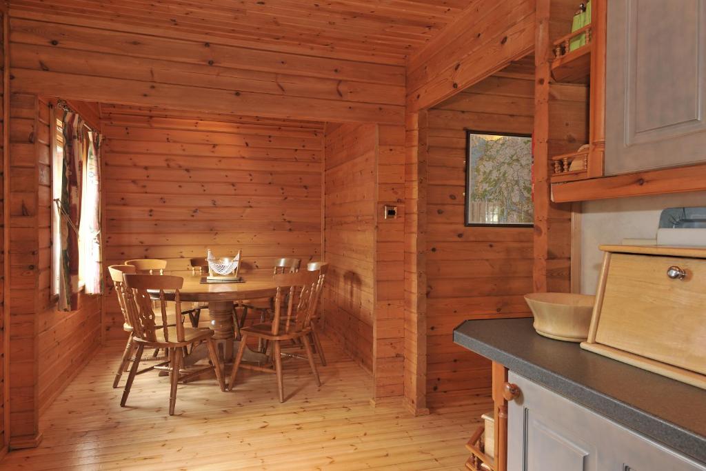 Köök või kööginurk majutusasutuses Ardlui Lochside Lodges