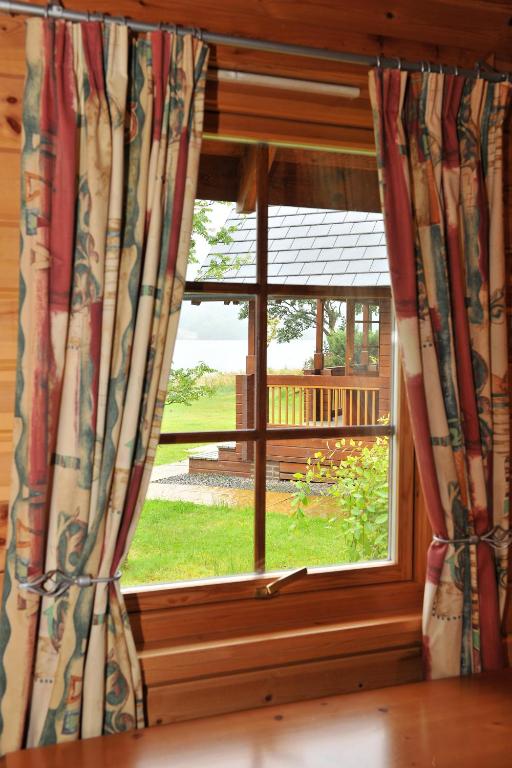 Aed väljaspool majutusasutust Ardlui Lochside Lodges