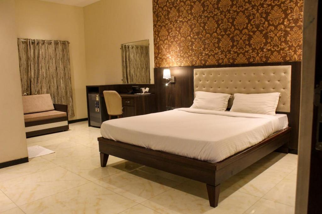 En eller flere senge i et værelse på Hotel Shubham Inn