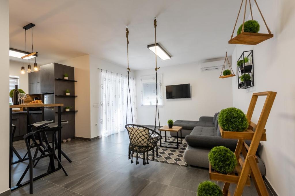 ein Wohnzimmer mit einer Couch und einem Tisch in der Unterkunft Apartment Lo&Ti in Čižići