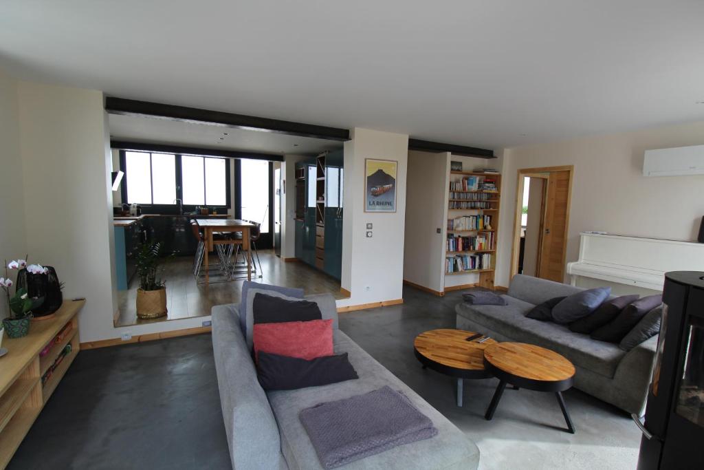 a living room with a couch and a table at OXTER BAÏTA AVEC LES CLES DE SAINT JEAN DE LUz in Ciboure