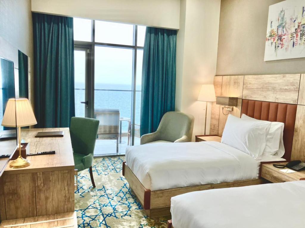 Postel nebo postele na pokoji v ubytování Waves Hotel
