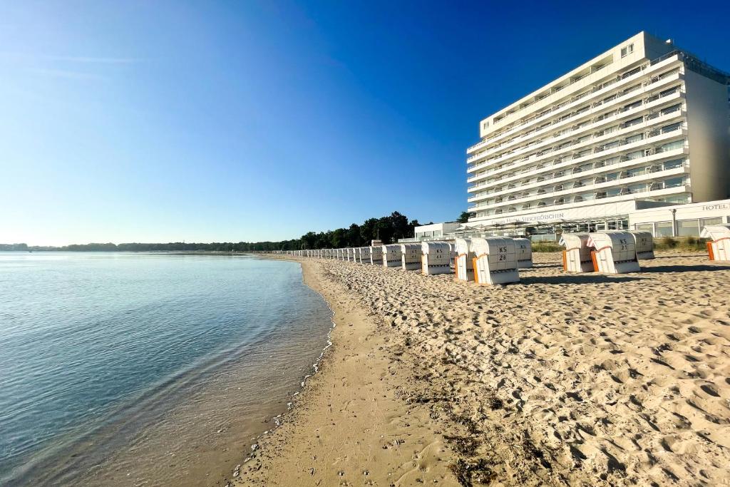 ein Hotel am Strand mit einem Gebäude in der Unterkunft Grand Hotel Seeschlösschen Sea Retreat & SPA in Timmendorfer Strand
