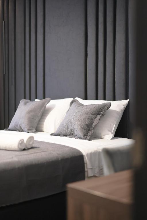 Łóżko lub łóżka w pokoju w obiekcie City Premium Rooms Old town