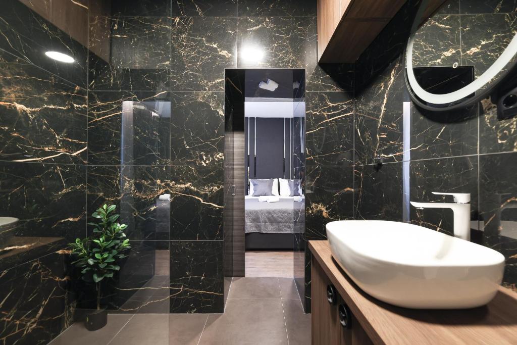 łazienka z białą umywalką i lustrem w obiekcie City Premium Rooms Old town w mieście Zadar