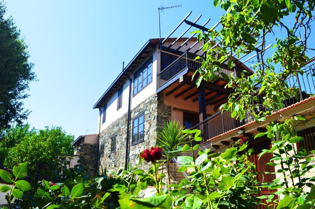 LouvarasにあるStone built country house in Louvaras Villageのレンガ造りの建物で、バルコニーが付いています。