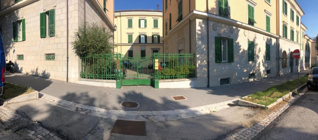 un edificio con un cancello in mezzo a una strada di A casa di Noemi a L'Aquila