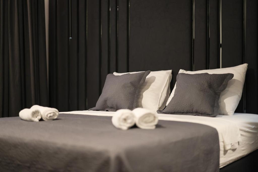 Łóżko lub łóżka w pokoju w obiekcie City Premium Rooms Old town